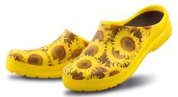 Clogs mit Sonnenblumen machen Lust auf Sommer und Sonne